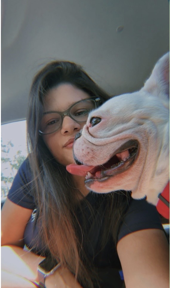 Laura ao lado de um cachorro